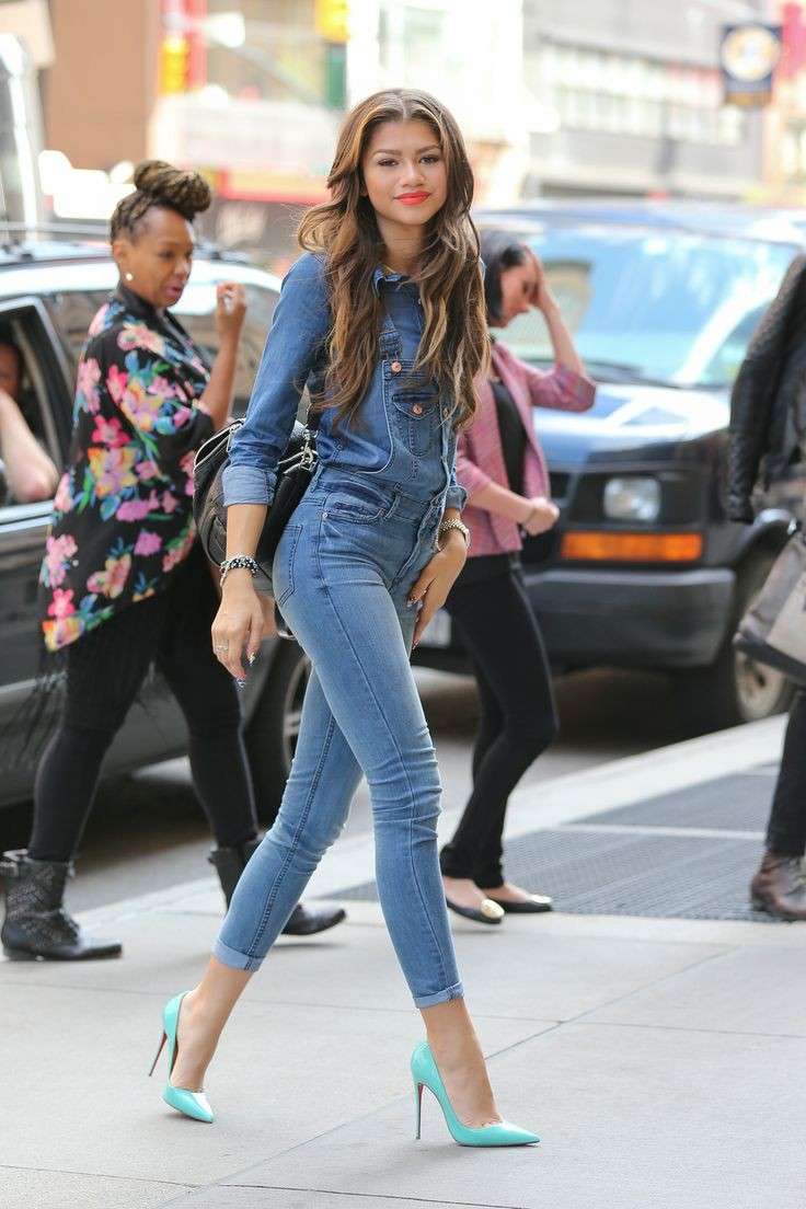 Outfit total jeans della bellissima Zendaya