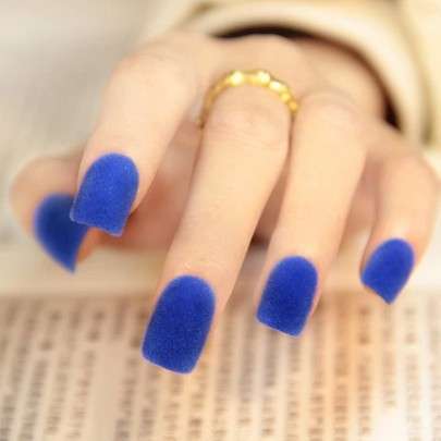Nail art blu effetto peluche