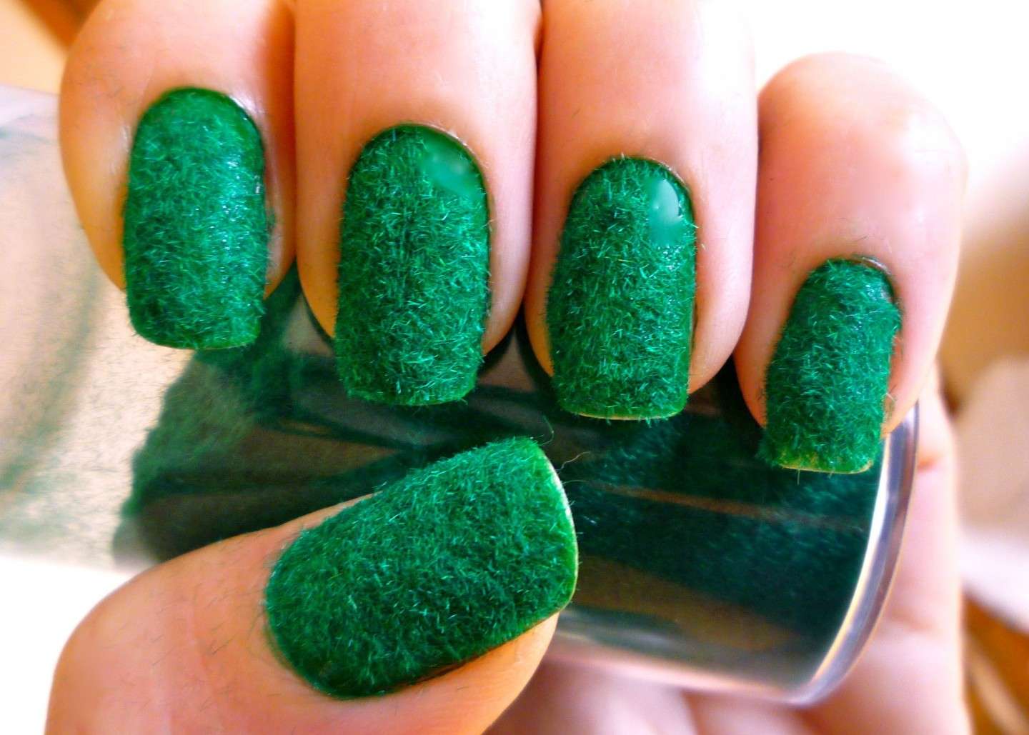 Nail art effetto peluche verde