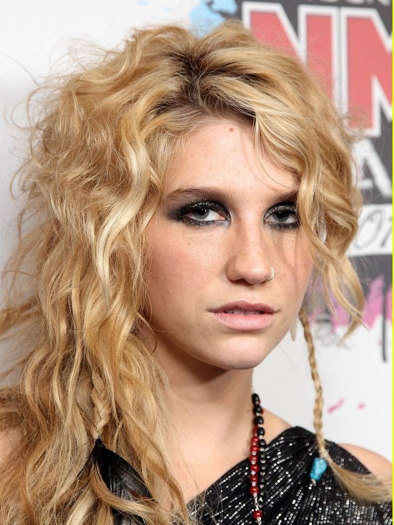 I capelli lunghi ribelli di Kesha e treccina di lato