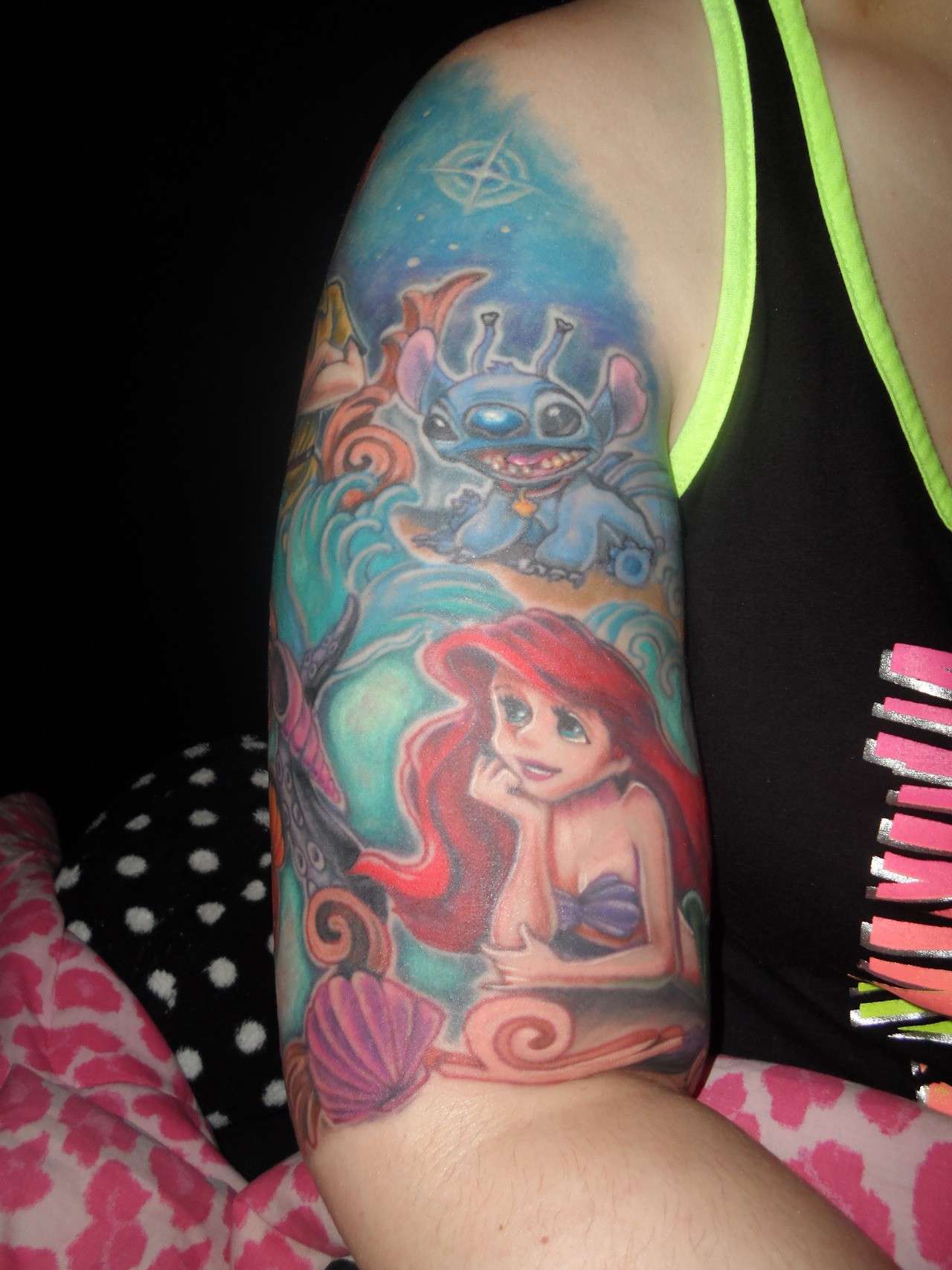 Ariel e Stitch tatuati sul braccio