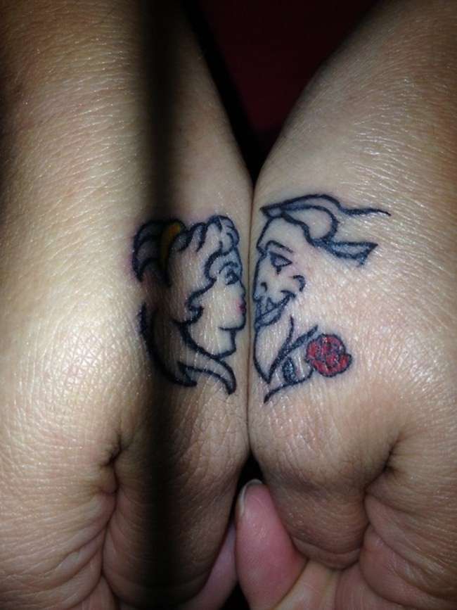 Belle e la Bestia tatuata sulle mani