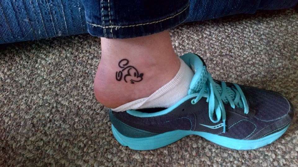 Il tatuaggio di Topolino sulla caviglia