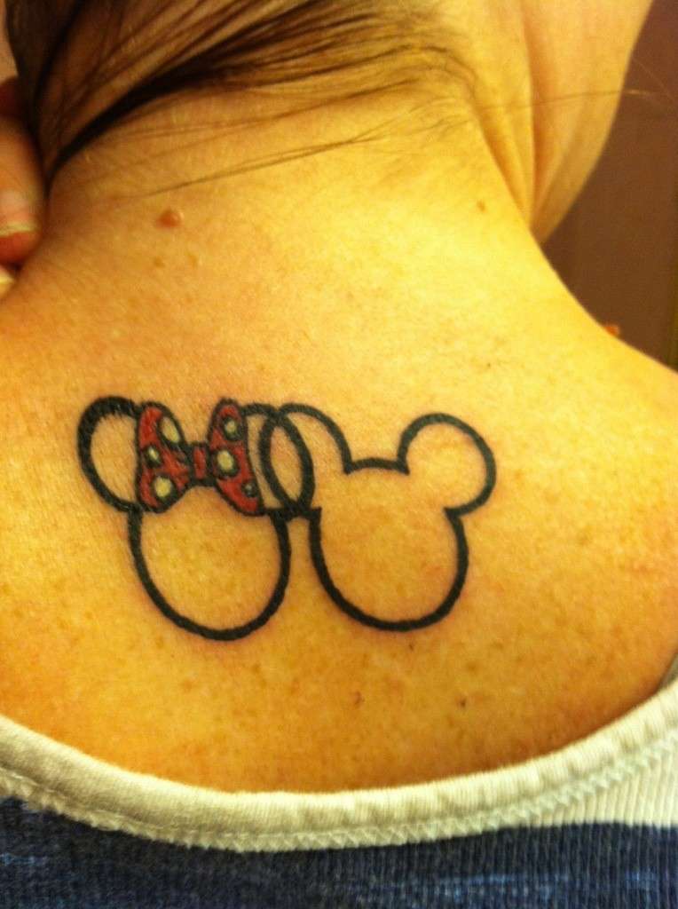 Minnie e Topolino tatuati sulla nuca