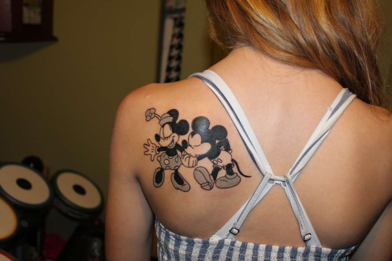 Topolino e Minnie tatuati sulla spalla