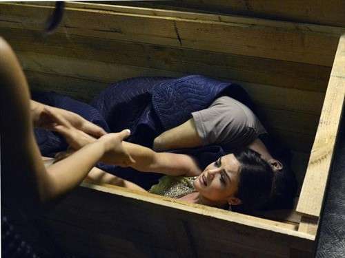Emily rinchiusa in una cassa di legno