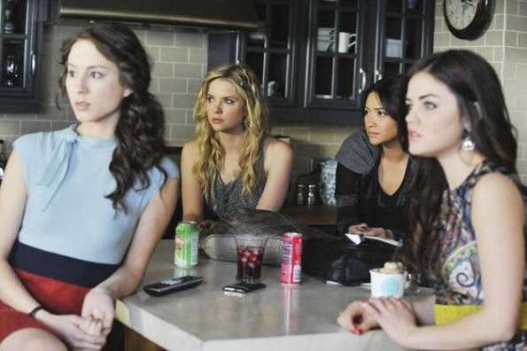 Aria, Spencer, Hanna ed Emily intorno al tavolo
