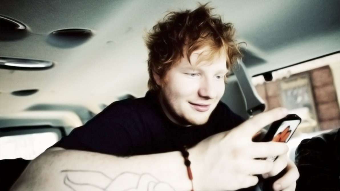Ed Sheeran al telefono