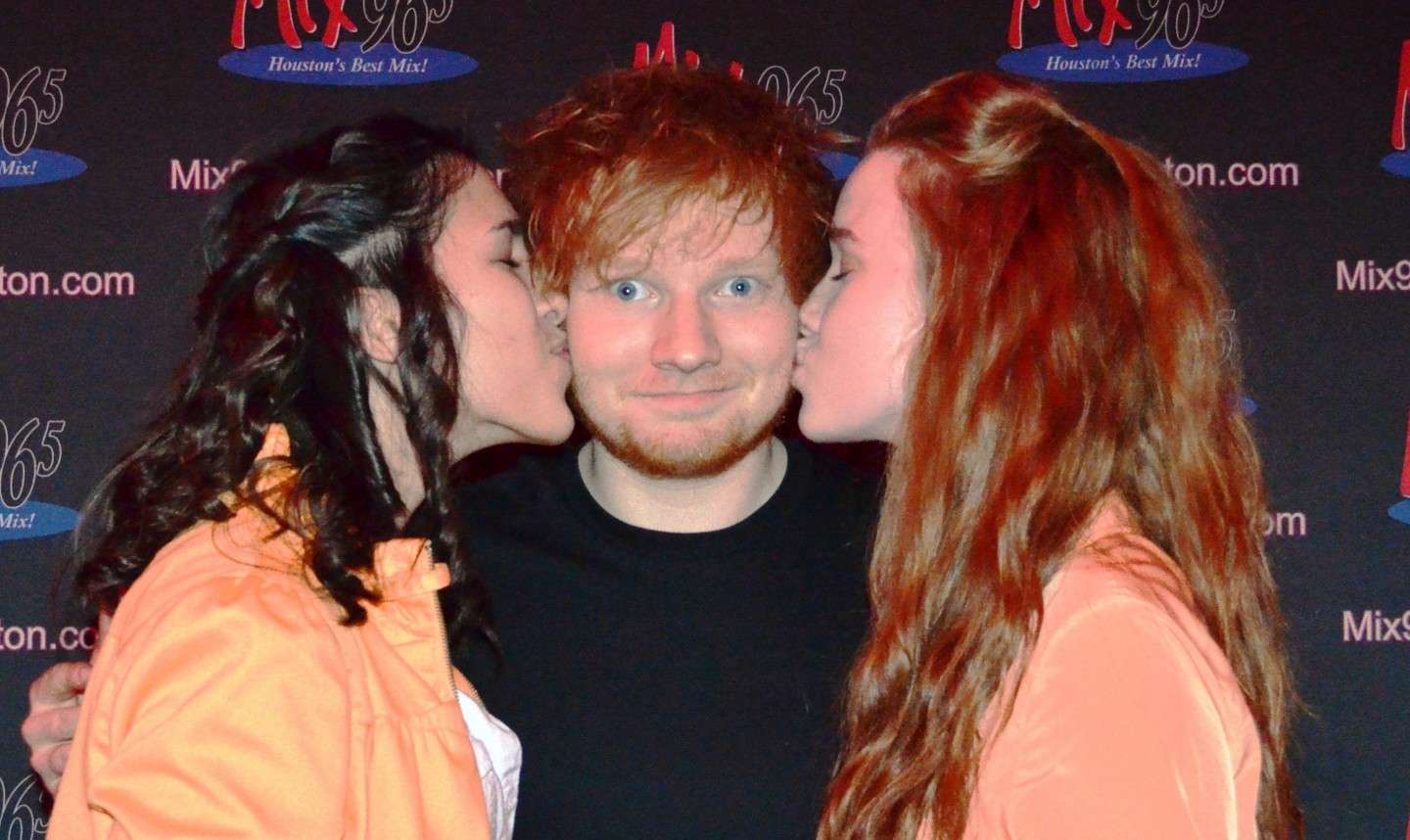 Ed Sheeran con due fan