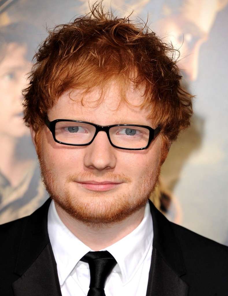 Ed Sheeran con occhiali da intellettuale