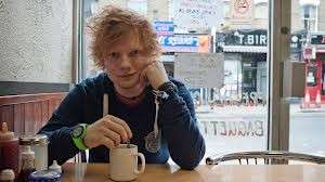 Ed Sheeran mentre prende un caffè