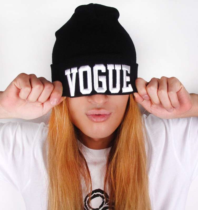 Cappello con scritta Vogue