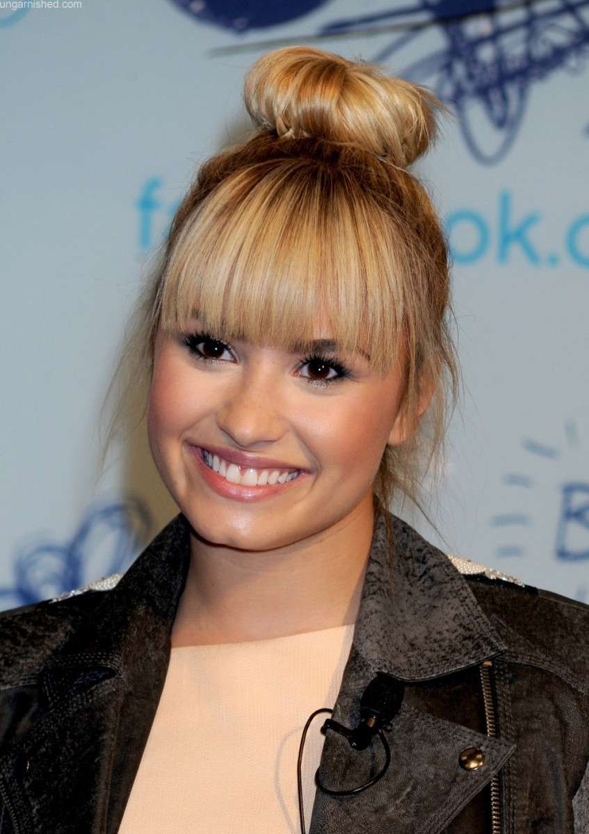 Demi Lovato con la frangia e lo chignon