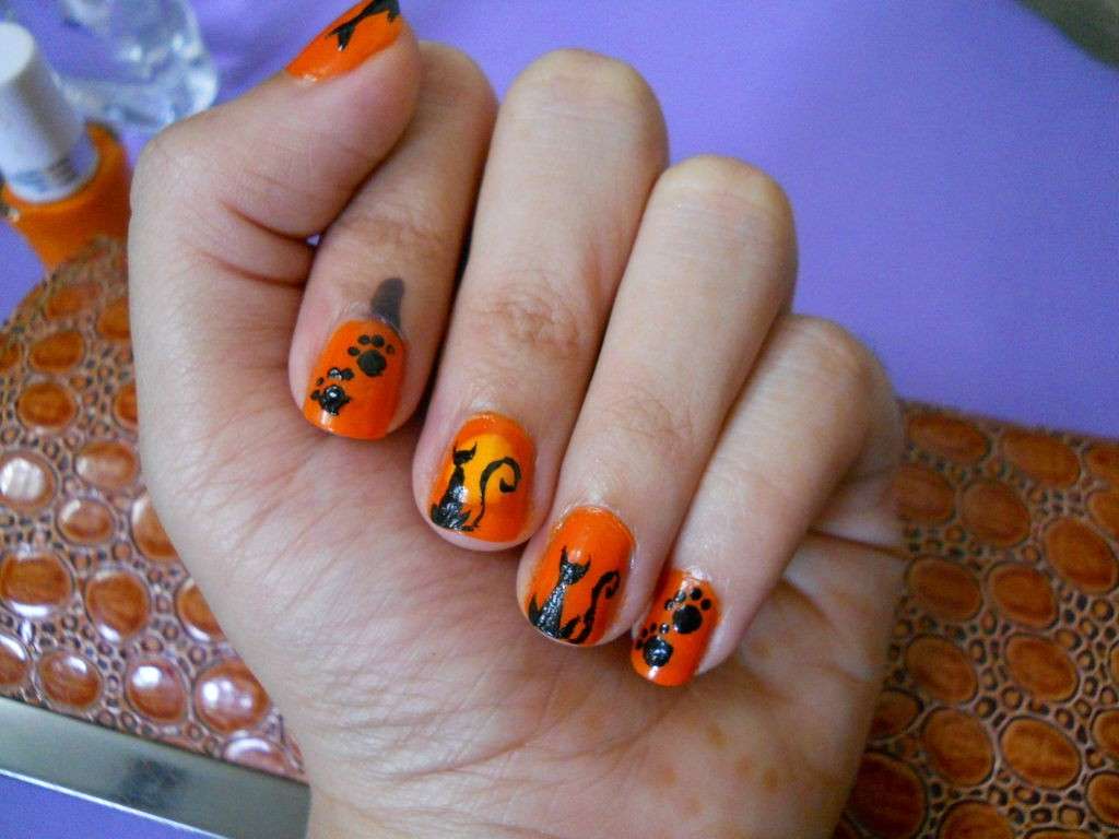 Nail art arancione con gatto