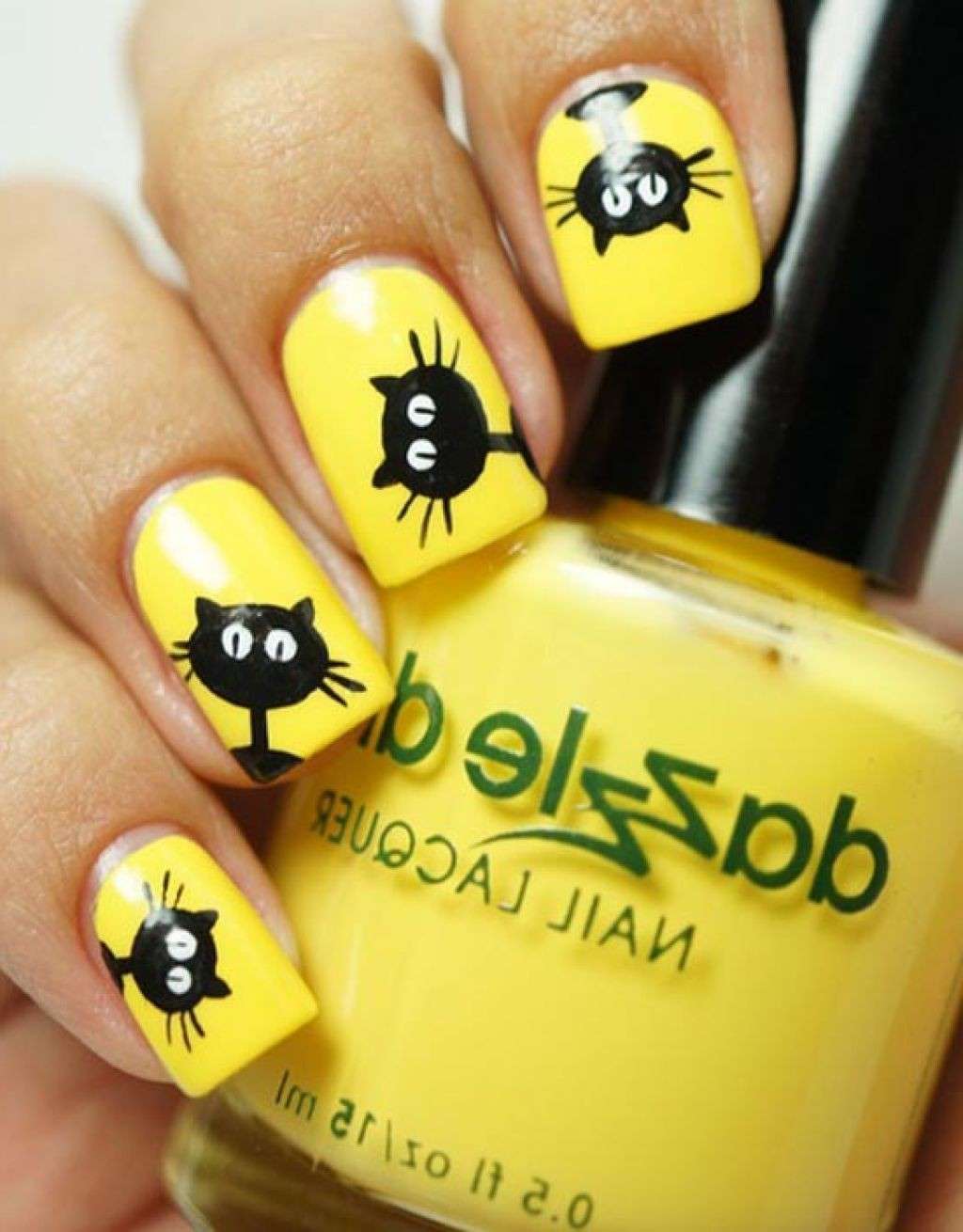 Nail art gialla con simpatico gattino