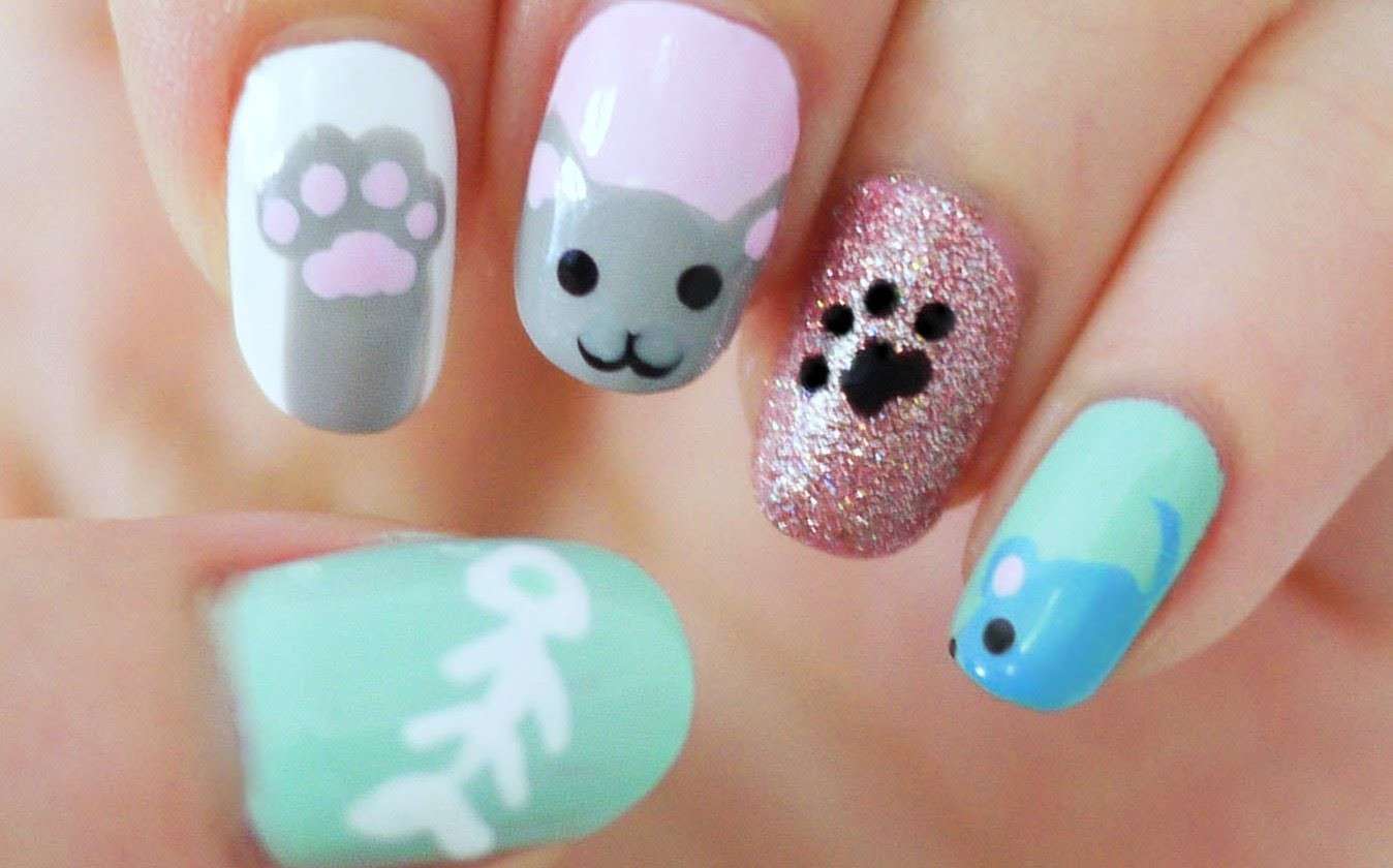 Nail art glitterata con gatto