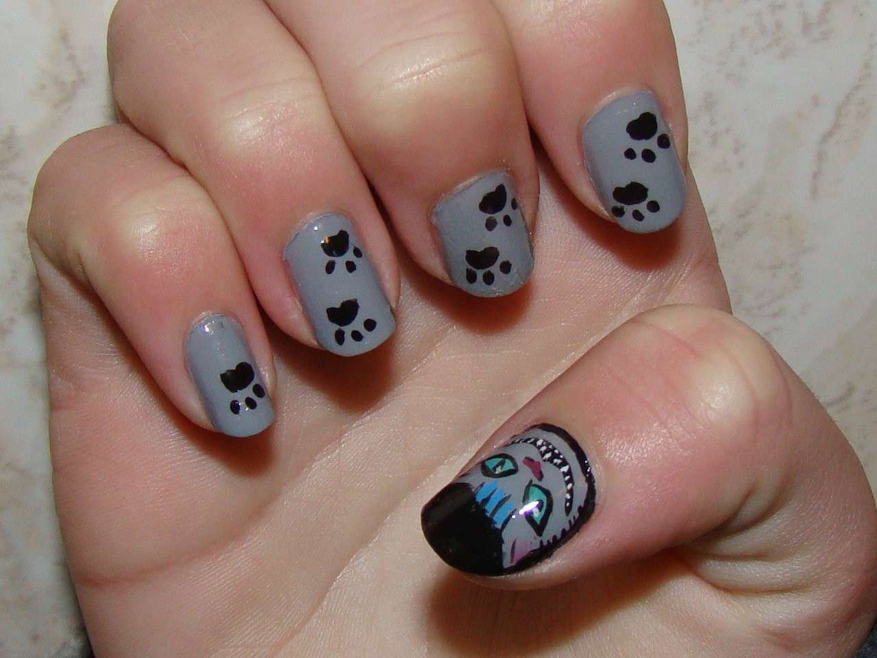 Nail art grigia con impronte di gatto