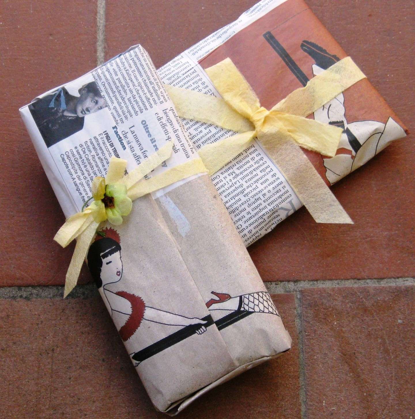 Pacchetti regalo con carta di giornale