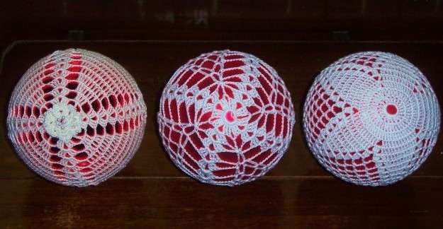 Tre palline decorate all'uncinetto
