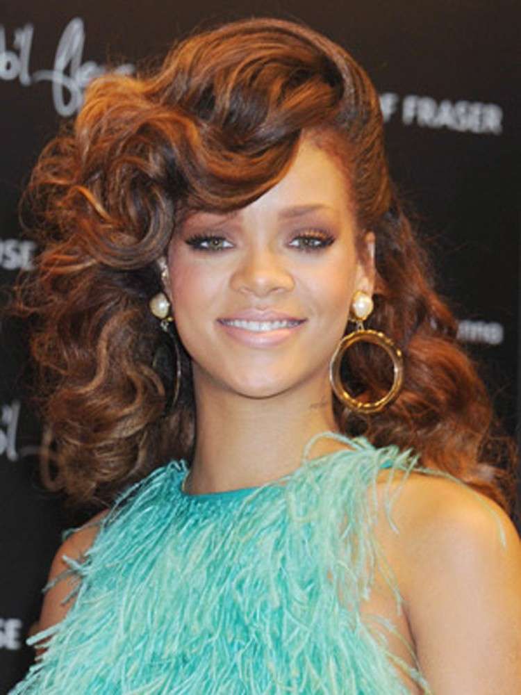 Rihanna ed i capelli semiraccolti