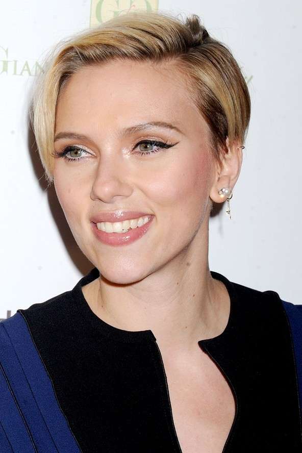 Scarlett Johansson con i capelli corti