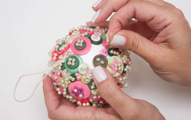 Pallina decorata con stoffa e bottoni