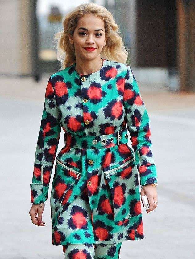 Rita Ora ed il cappotto maculato colorato