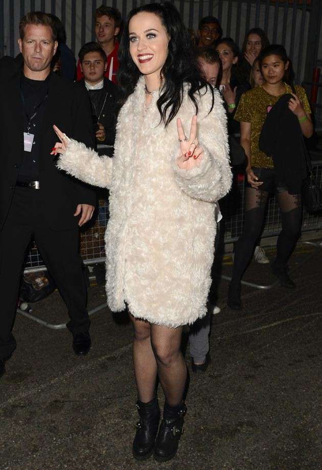 Katy Perry indossa il cappotto di pelo