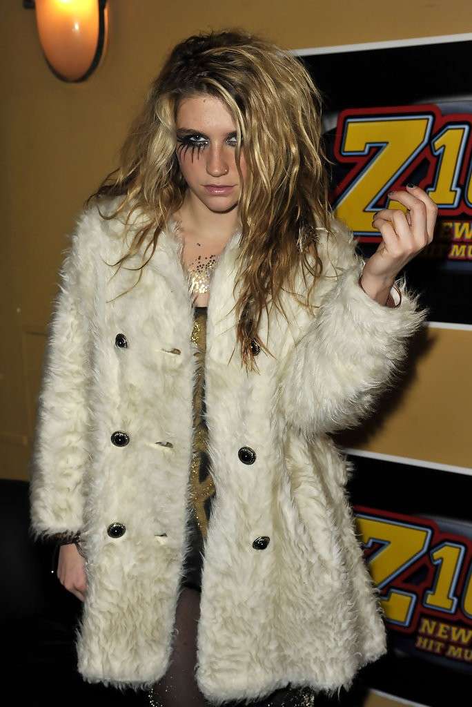 Star con il cappotto: Kesha 