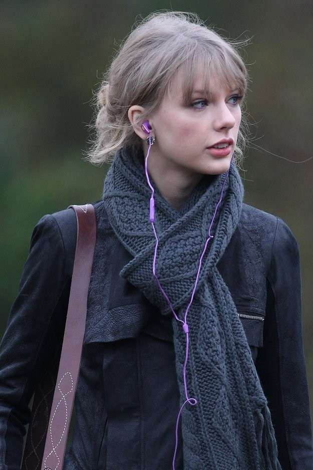 Taylor Swift in sciarpa e cappotto