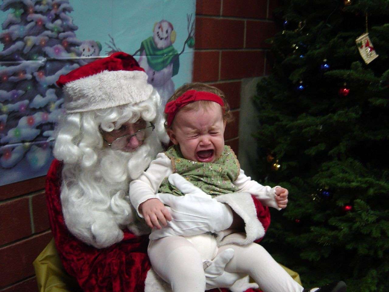 Bambina che piange con Babbo Natale