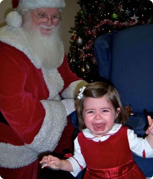 Bambina che scappa da Babbo Natale