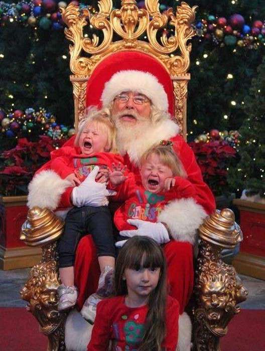 Bambine che piangono con Santa Claus