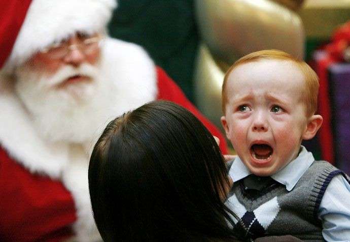 Bambino che piange con Santa Claus