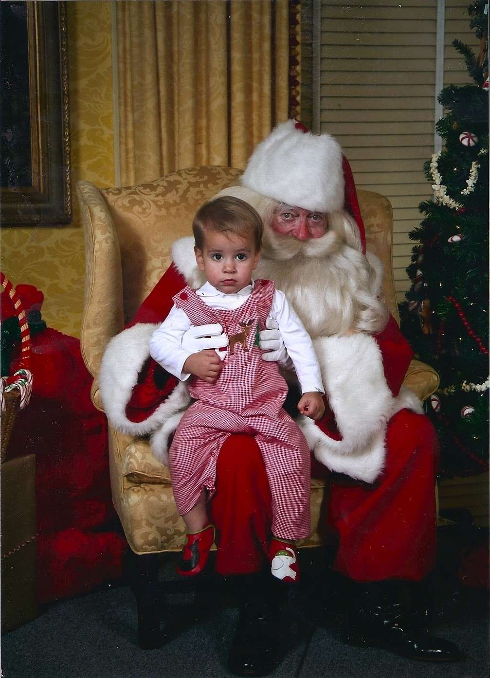 Bambino titubante con Santa Claus