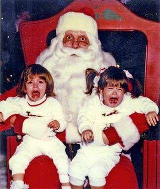 Due sorelle spaventate da Santa Claus