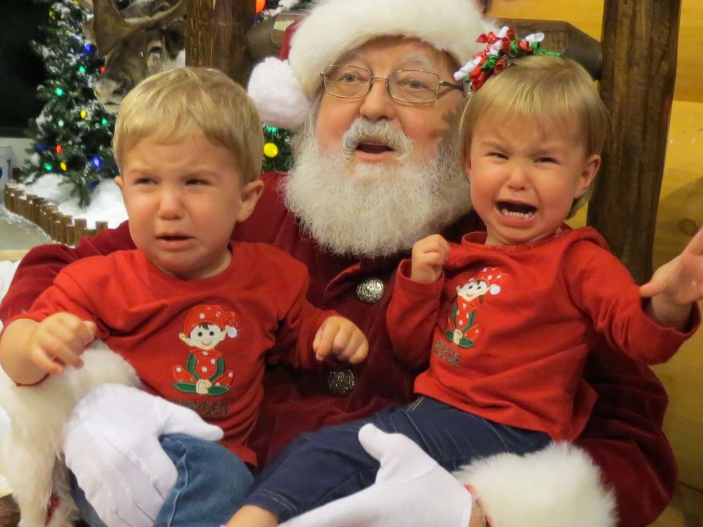 Fratellini che piangono in braccio a Santa Claus