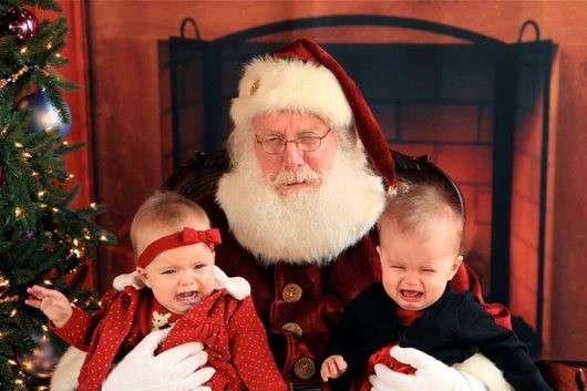 Fratello e sorella spaventati da Babbo Natale