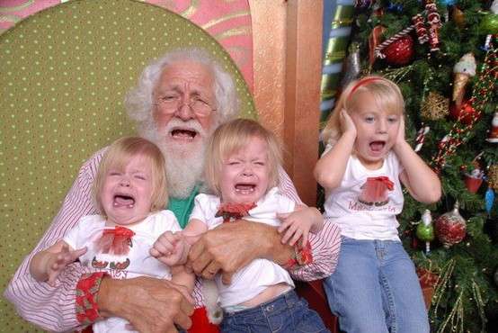 Tre sorelline spaventate da Babbo Natale