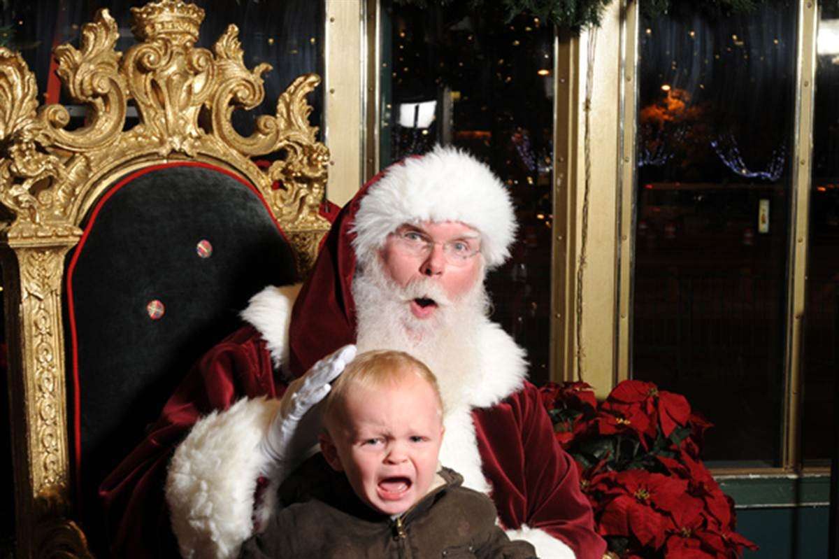 Un bambino spaventato da Santa Claus