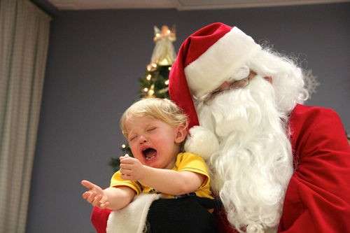 Un bimba che cerca di scappare da Babbo Natale