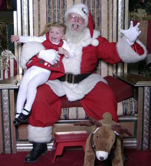 Una bambina terrorizzata da Babbo Natale