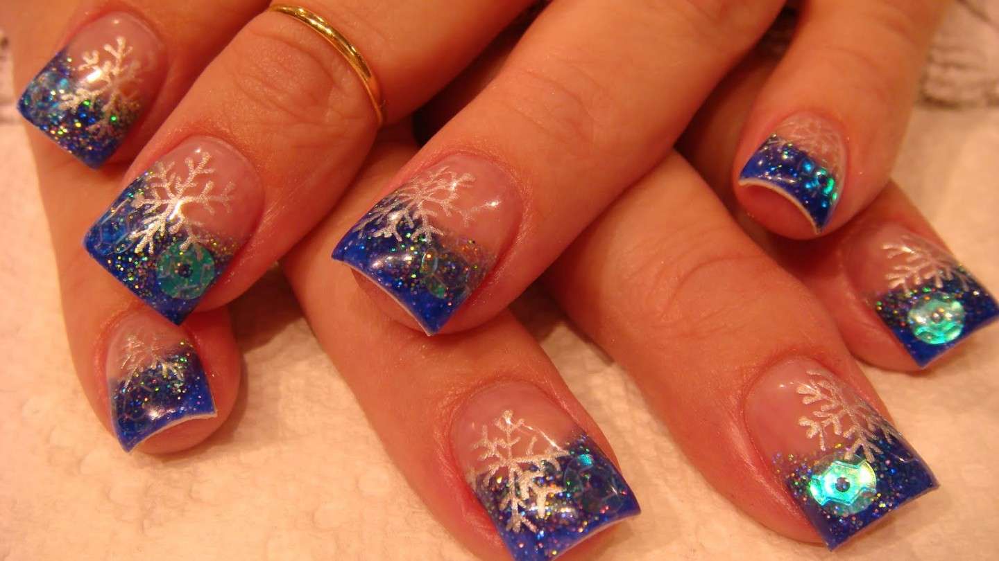 French manicure blu con fiocchi di neve