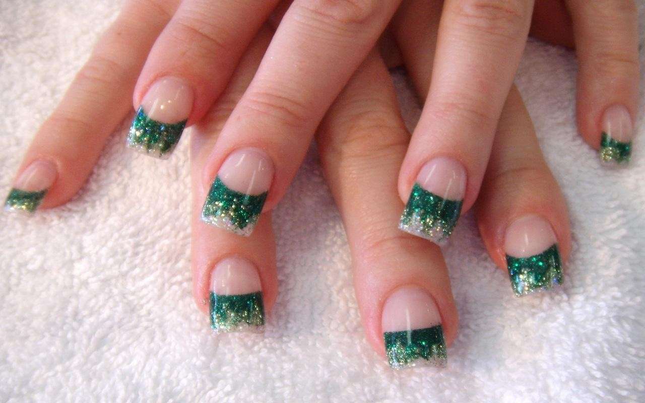 French manicure verde, perfetta per l'inverno