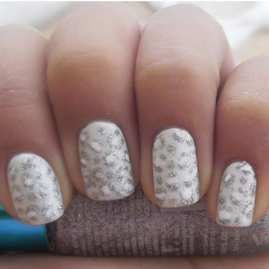 Nail art bianca invernale con glitter