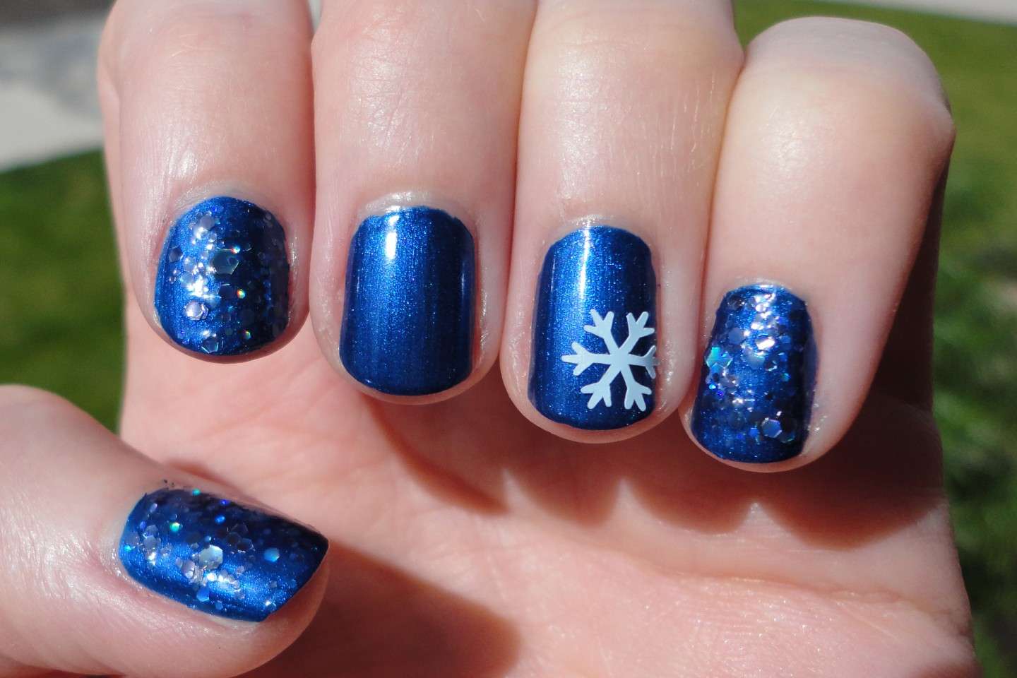Nail art blu con fiocco di neve