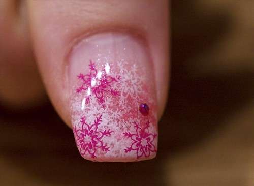 Nail art rosa con fiocchi di neve