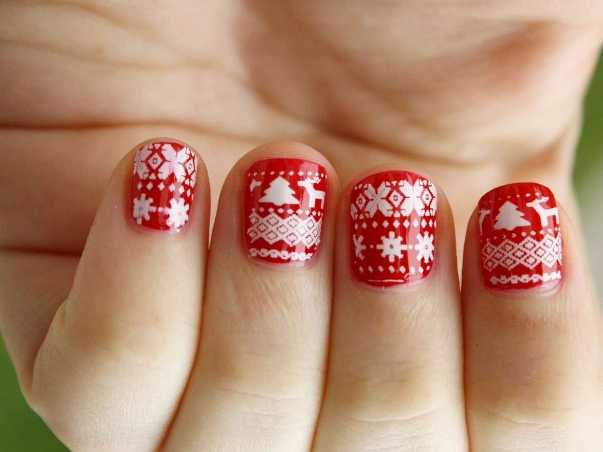 Nail art rossa con fantasia natalizia