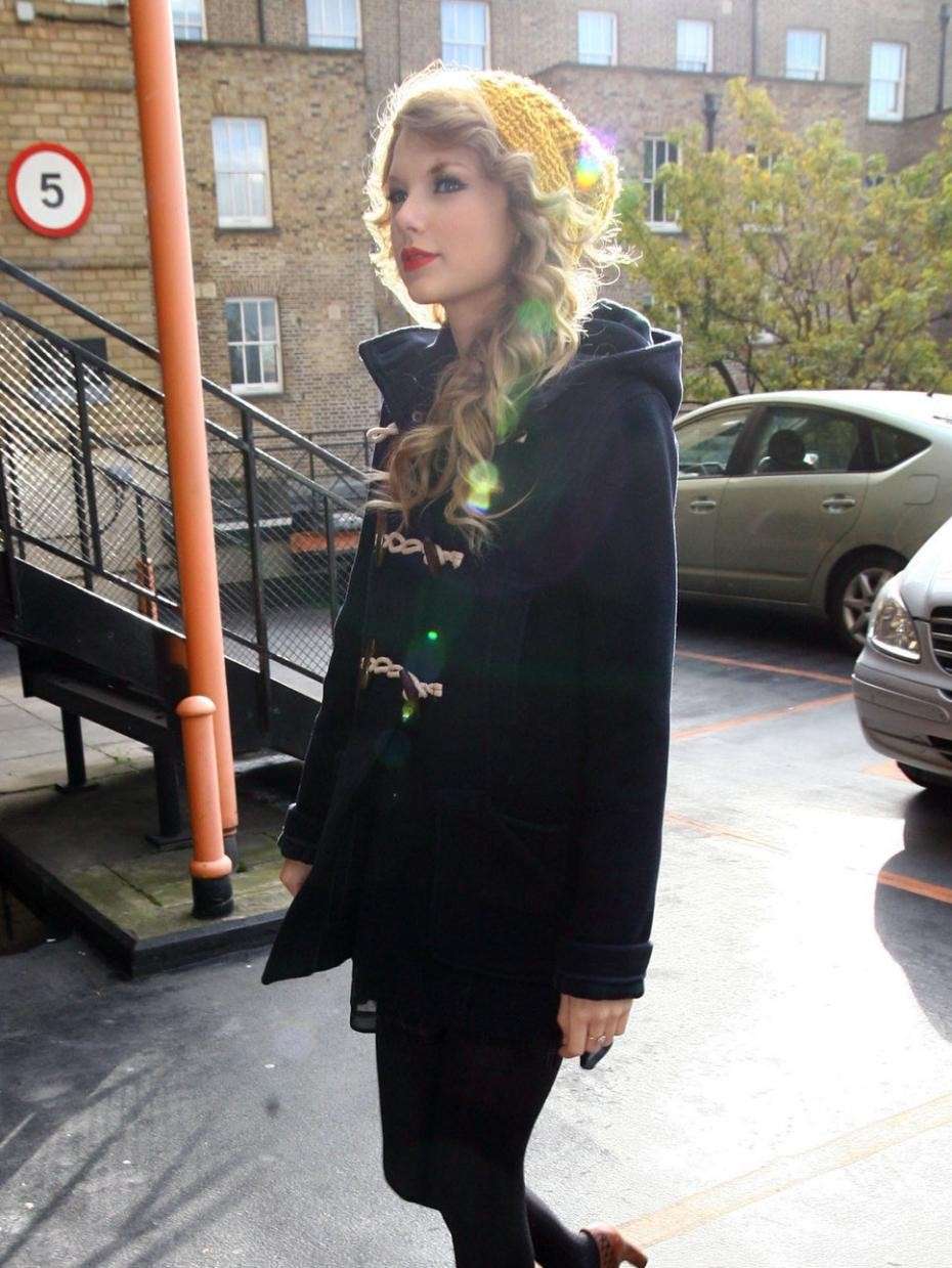 Taylor Swift e il basco colorato