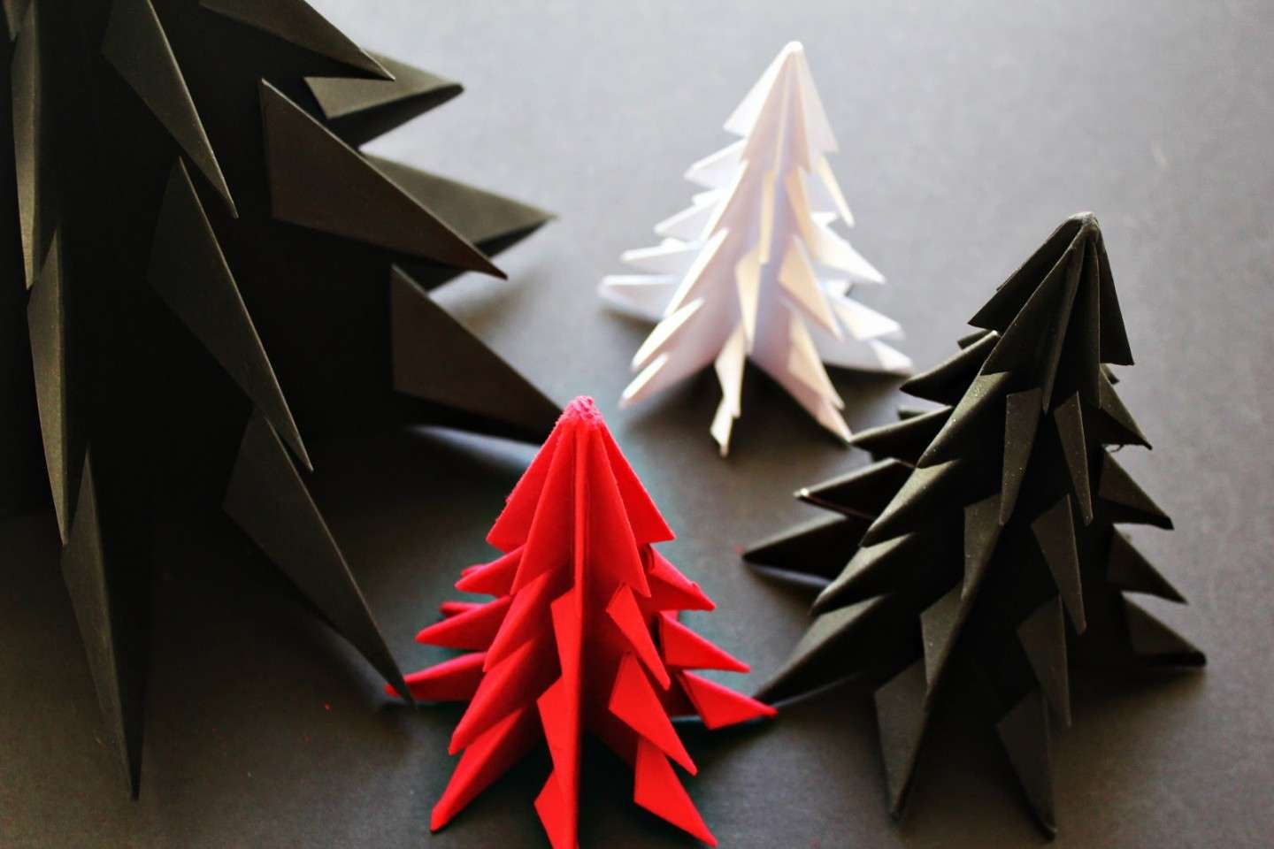 Diversi alberi di Natale di origami